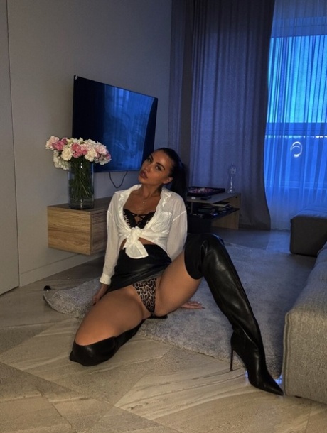 thigh high boots free naked pic