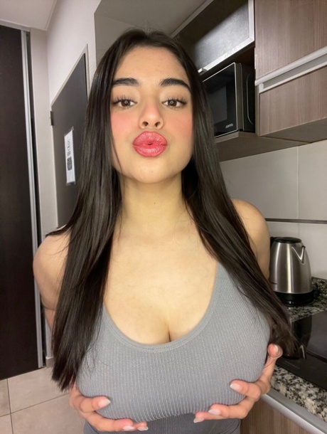 巨乳のブルネット 無料 画像