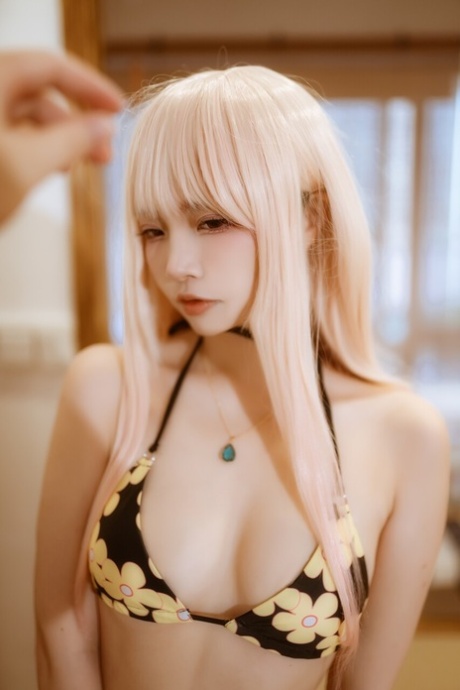 おばあちゃんが広げる 美しい裸 写真