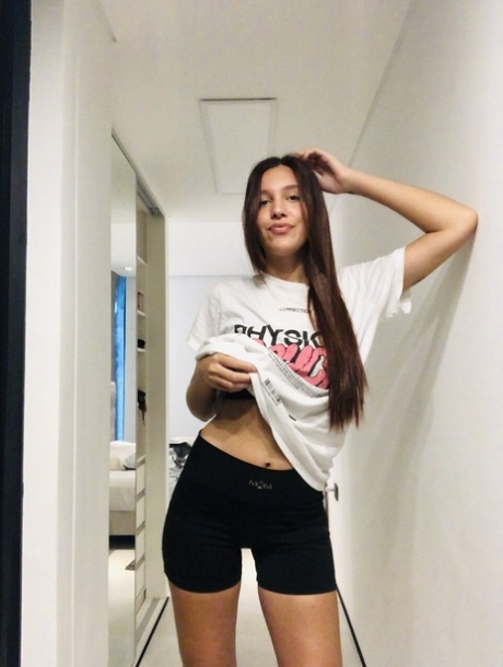 タイトなショートパンツ 美しいヌード 画像