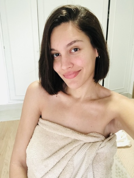 tynd brunette top nøgen img