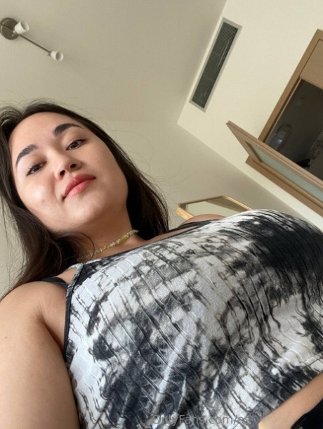 曲线玲珑的亚洲人 美麗的色情 圖片