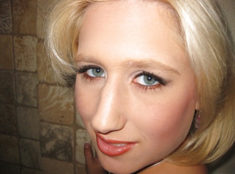 red lips hot naked image