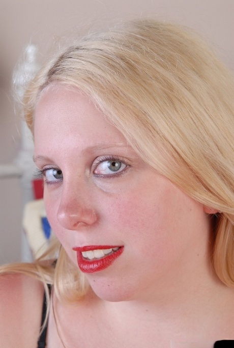 chubby white girl hot naked pics