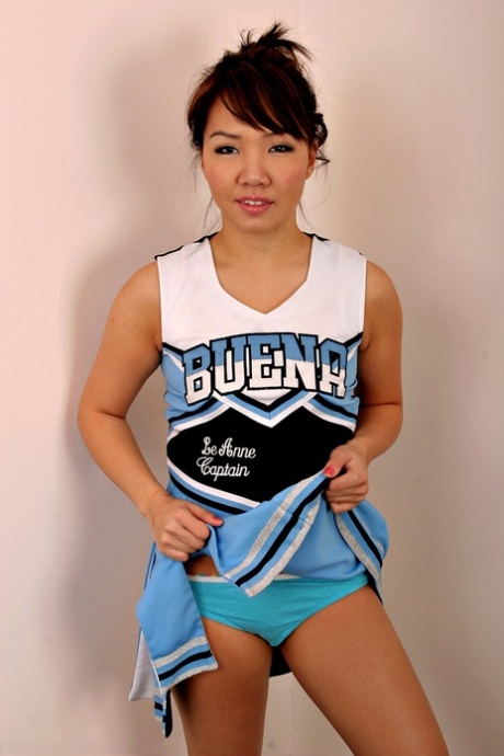 cheerleader upskirt hot porn photo