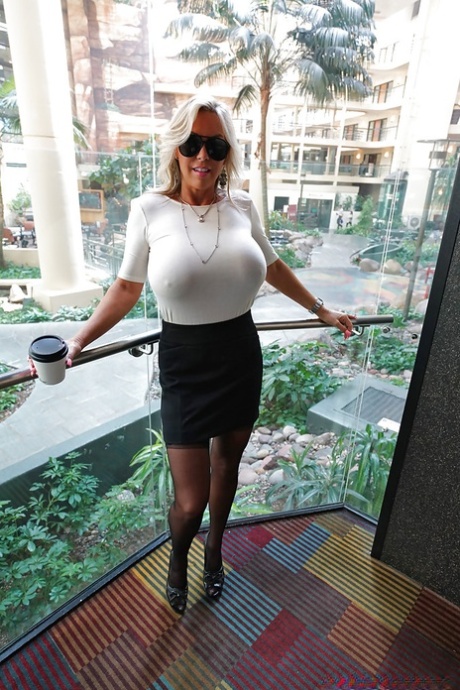 peitos grandes vestidos sexy grátis imagem