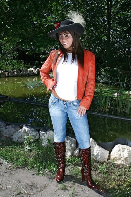 Carla C Giggy sexy pornstar image