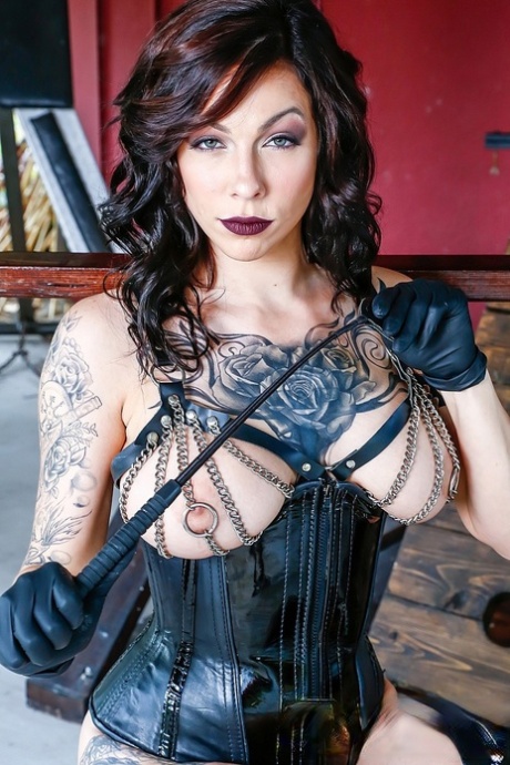 dominatrix górna nagość fotka