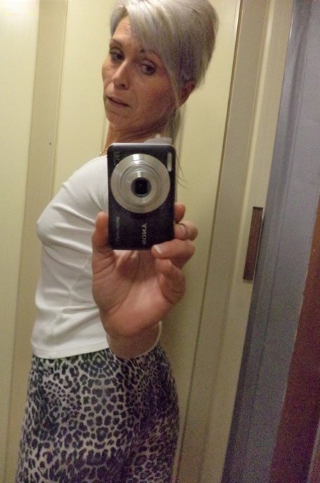 selfie de una milf bastante adulta fotos