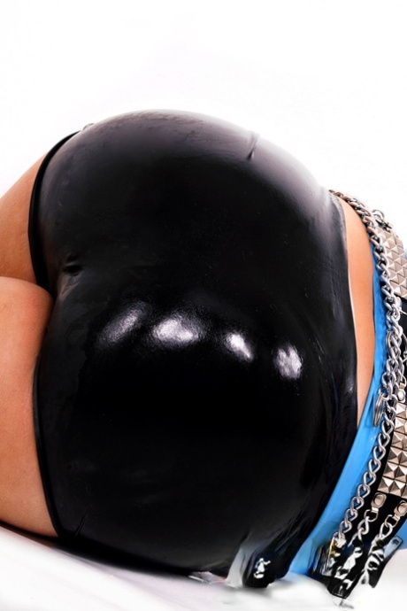 shemale close up naked pic