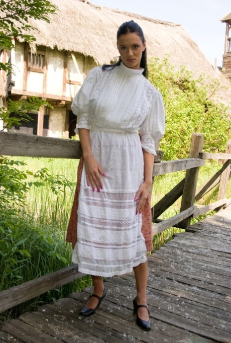 Vanessa Hill star art photo