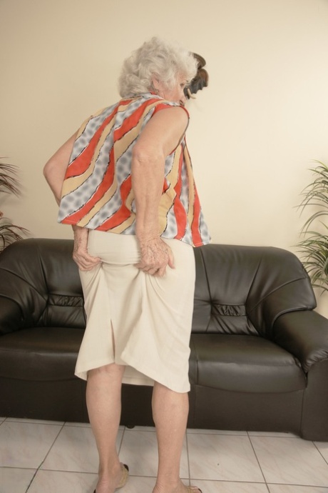 oma kleedt zich uit sexy afb