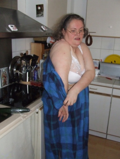 Oma zieht sich aus porno hd fotos
