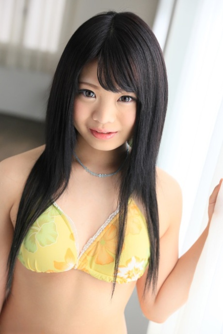 小さなアジア人 エロチック 写真