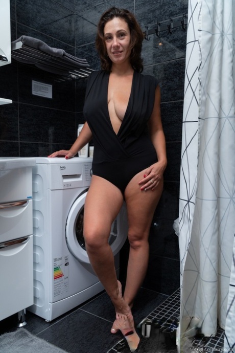 成熟したブルネット ホットヌード 写真