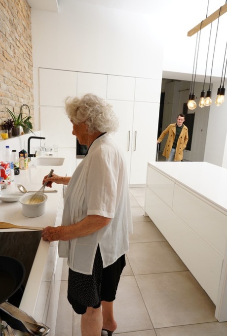 babička svádí chlapce nahý horký galerie