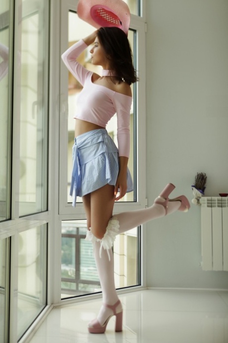 tacones altos y delgados hermosa desnuda imagen