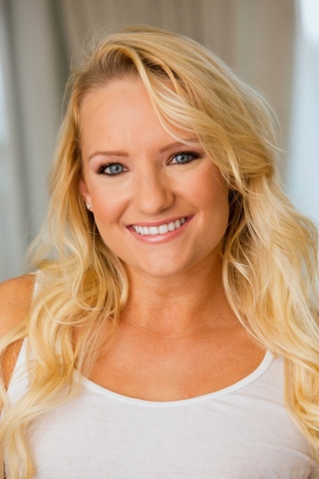 Cali Carter exclusive star image