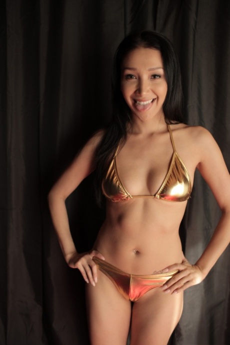 dünner Teen-Bikini hübsche nackt bild