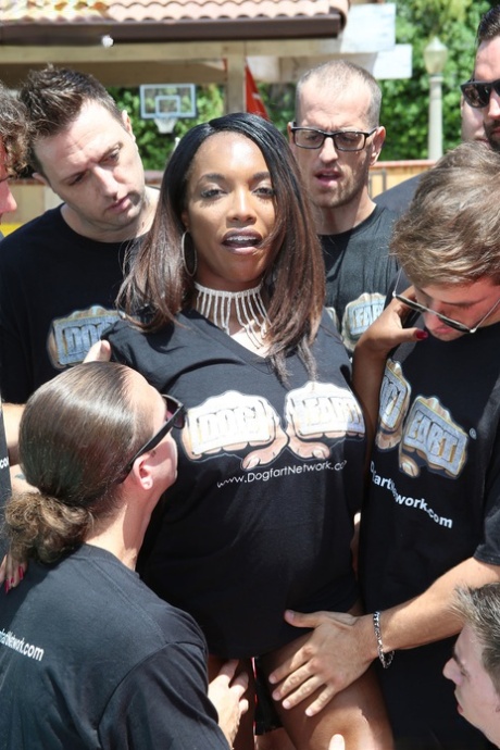 pretty ebony exclusive photo