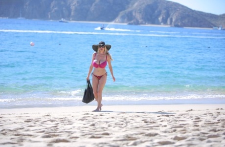 mature bikini free sex picture