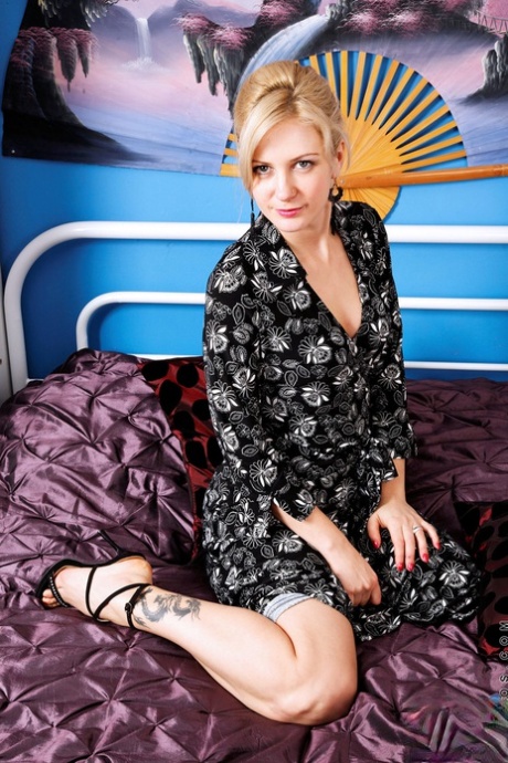 Laurita Lynn model erotic img