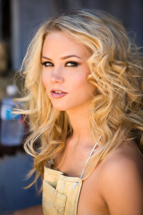 Sophia Lynn beautiful actress images
