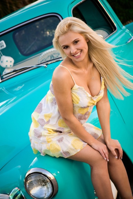 blonde aux gros seins pornographique photo