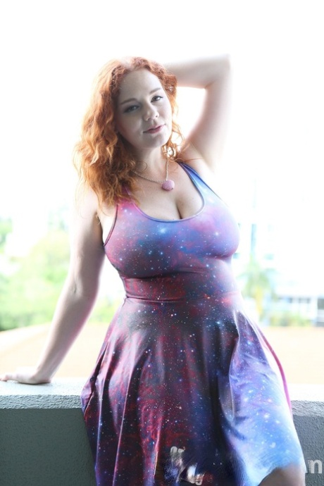 rousse potelée chaud et sexy image