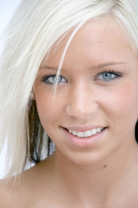 liten och nätt blond tonåring naken hög kvalitet foto