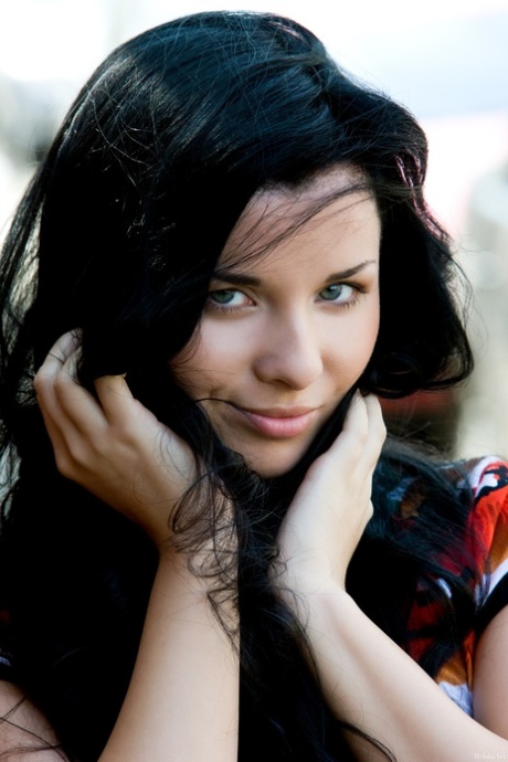 brunetka modré oči hd akty fotky