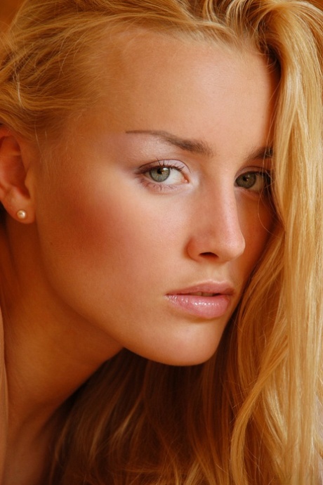 Liza B high quality actress gallery