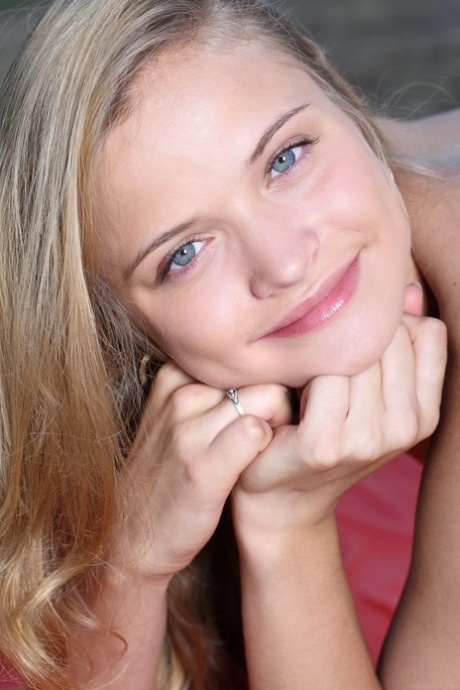 blonde feet naked pictures