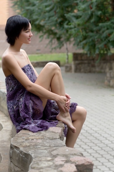 ショートヘアのティーン 美しい裸 画像