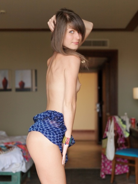セクシーな小柄な ヌード ギャラリー