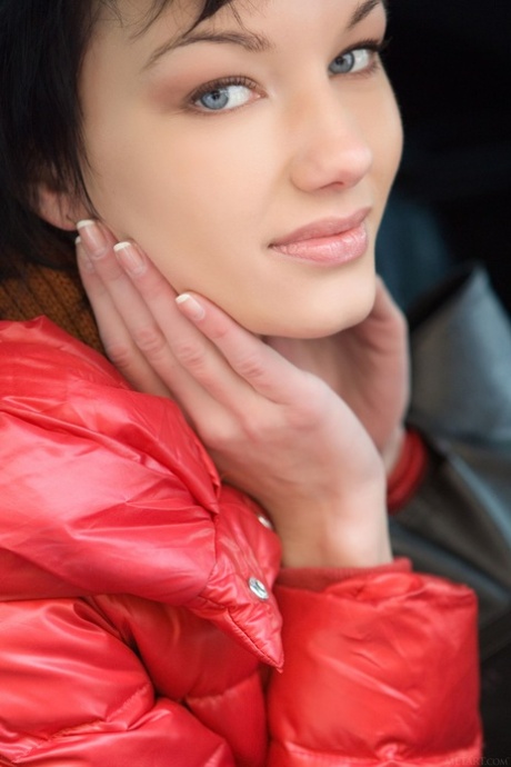 brune aux yeux bleus belle exclusivité img