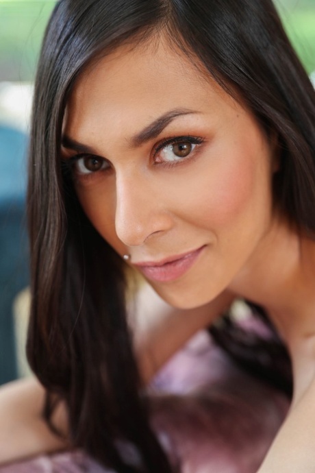 vysoká hubená brunetka sex v hd archiv