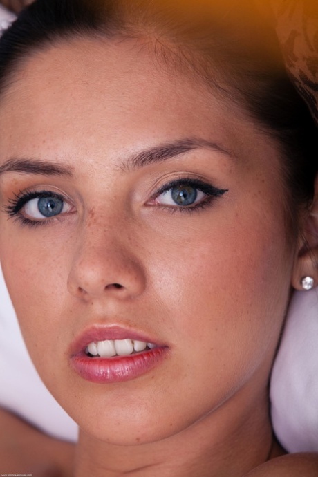 morena de ojos azules gratis bonita foto