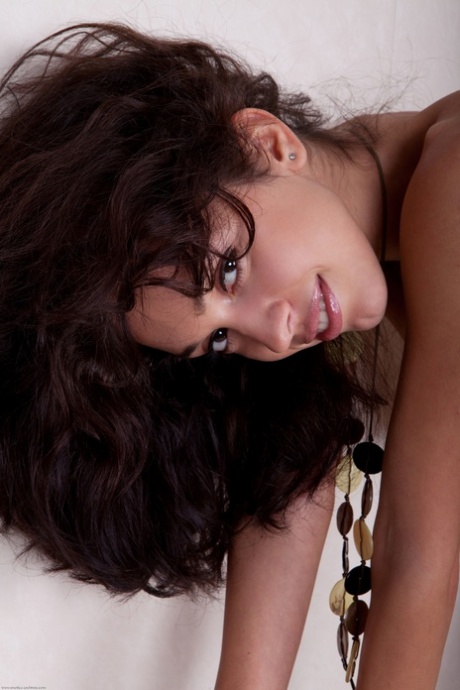 brune aux yeux bleus chaud meilleur img