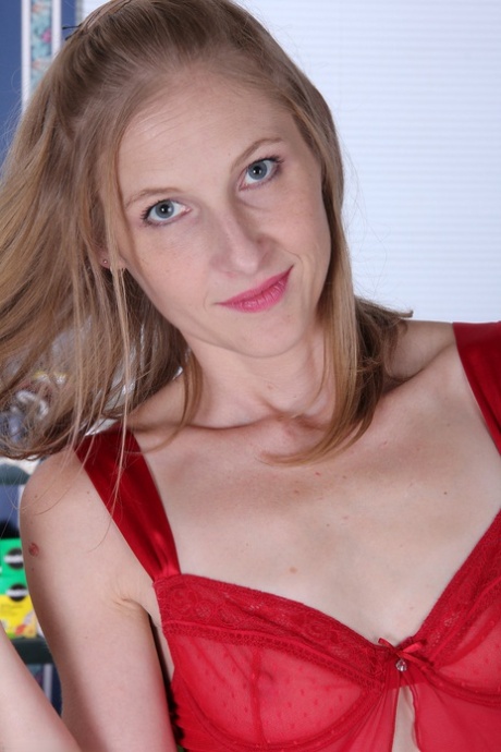 slim milf free sexy photo