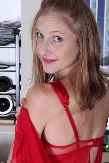 milf con tette piccole adulto libero immagine
