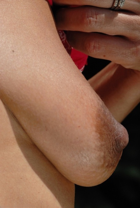 成熟的乳头 裸 照片