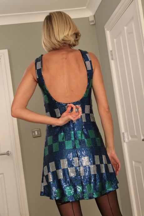 kort hår blond milf vuxen perfekt bild