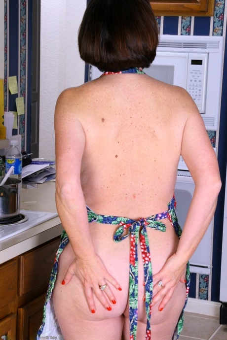 chubby housewife naked pics