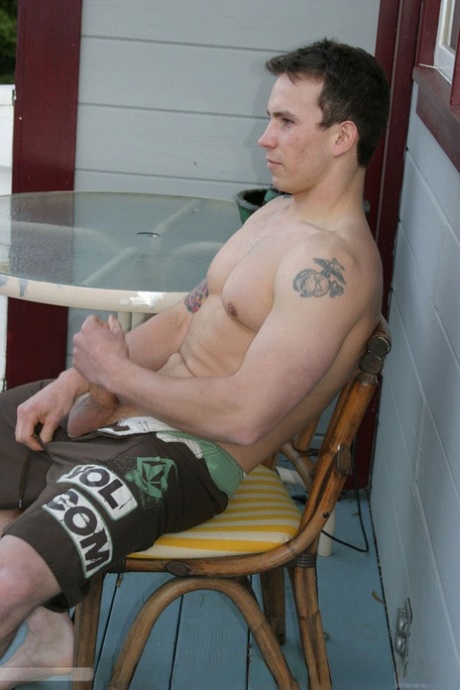 solo male nude picture