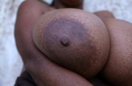 巨乳のぽっちゃりティーン ヌード 写真