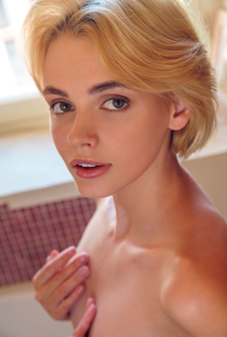 short hair small tits erotic pictures