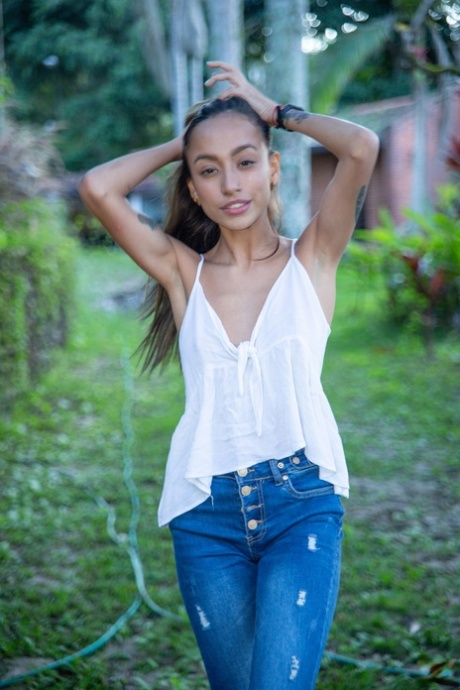 giovane latina magra top esclusivo img