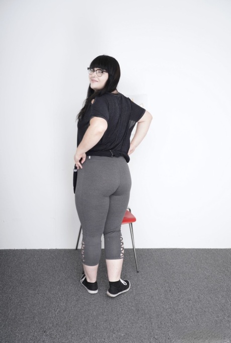 大きなお尻を曲げた アダルト 写真