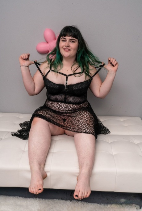 高齢のぽっちゃり女性 セクシーヌード 画像
